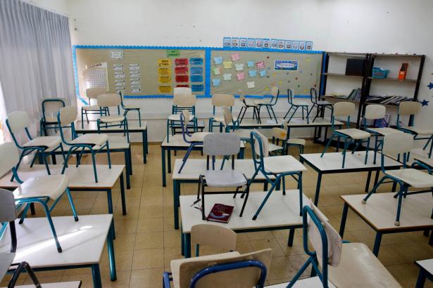 خلافات جوهرية ام تصفية حسابات ، لماذا يحتج قسم من الاهالي في للمدرسة الابتدائيه أ في المشهد؟