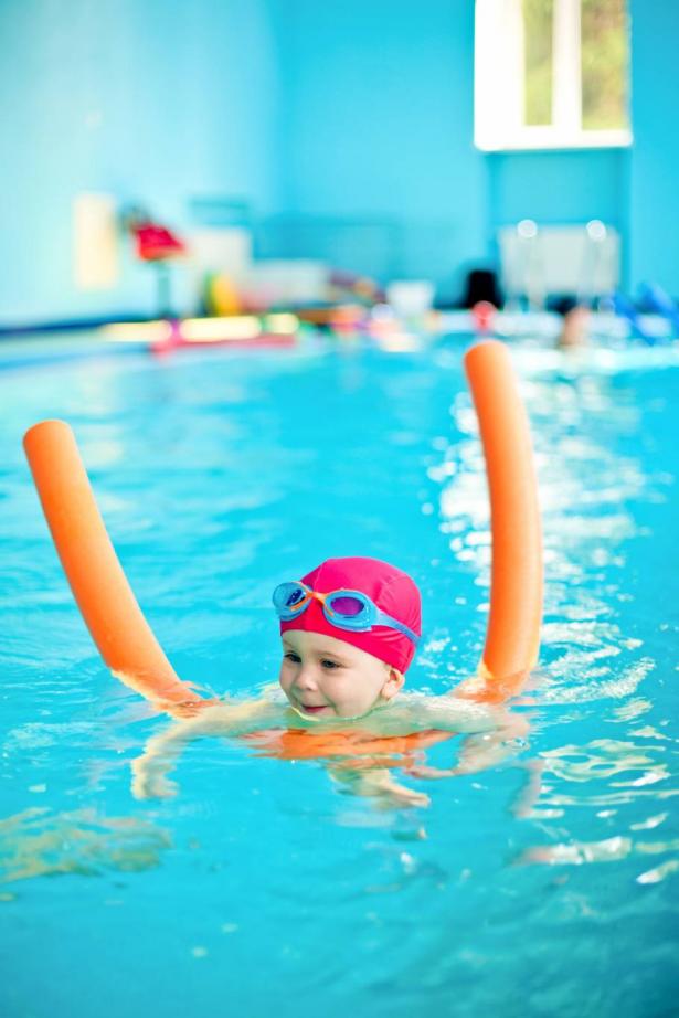 ما هي فوائد تعليم السباحة للأطفال بعمر صغير؟