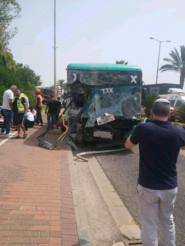 أكثر من عشر إصابات بعد اصطدام حافلة بجدار وسيارة في حيفا