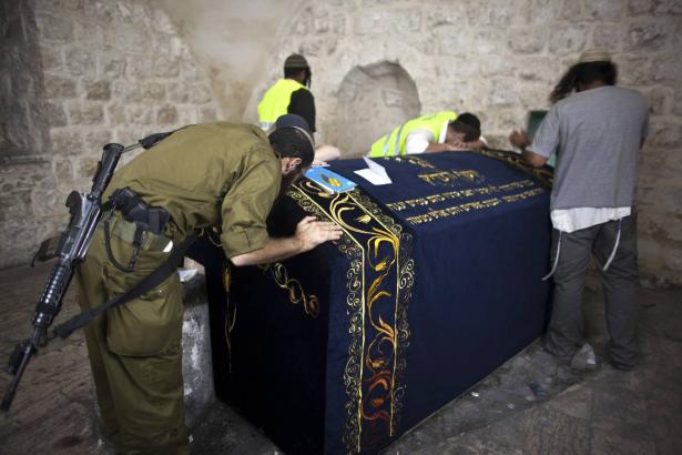 اقتحام الجيش الإسرائيلي مدينة نابلس، تمهيدا لاقتحام المستوطنين قبر يوسف