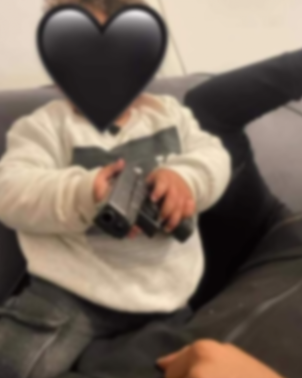 نشر صورة طفله وهو يحمل سلاحًا على مواقع التواصل الاجتماعي.. ما تأثير ذلك على القيم التربوية؟