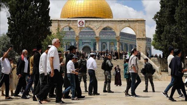 عشرات الاسرائيليون يقتحمون باحات المسجد الأقصى بحماية من الشرطة