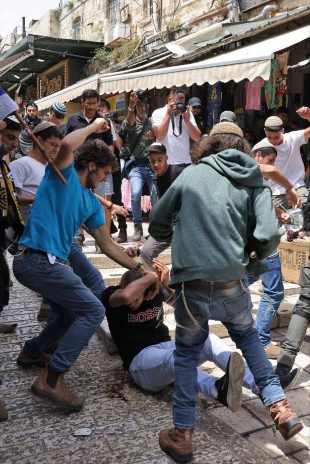 حملة اعتداءات  في باب العامود واعتقال حارس مسجد الأقصى
