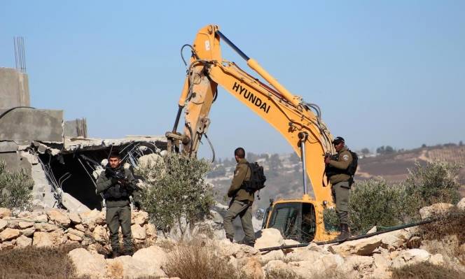 صورة من هدم أحد البيوت الفلسطينيّة في الضّفة الغربيّة 