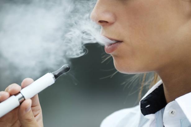 وزارة الصحة تحذّر للمرة الثانية من استخدام السجائر الالكترونية