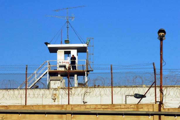 إدارة السجون الاسرائيلية تعزل الأسير أحمد سعادات لمرةً اخرى