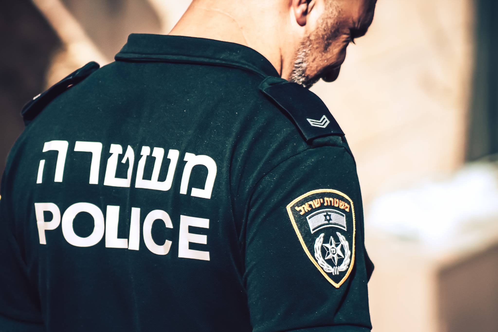 القدس: القبض على عامل من غزة بشبهة تورطه فيالتهريب وغسيل الأموال