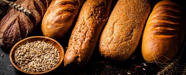 بماذا يختلف الخبز الاسمر عن الابيض وما القيمة الغذائية لكل منهما؟