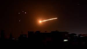 إسرائيل تشن غارات ليلية على محيط دمشق، وتُصيب جندِي سورِي