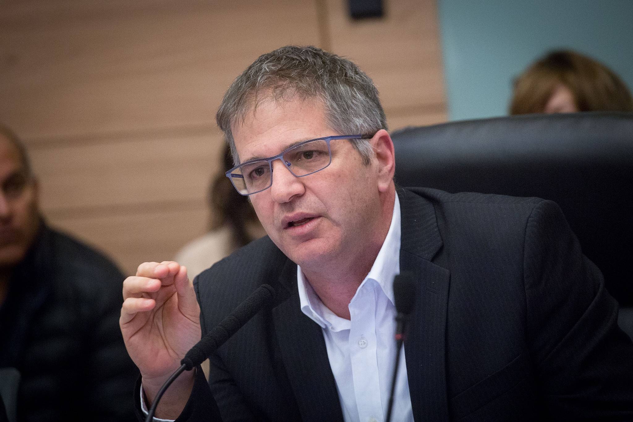 جلسة بين رؤساء السلطات المحلية ووزير التربية والتعليم
تنتهي بتهديد الوزير!