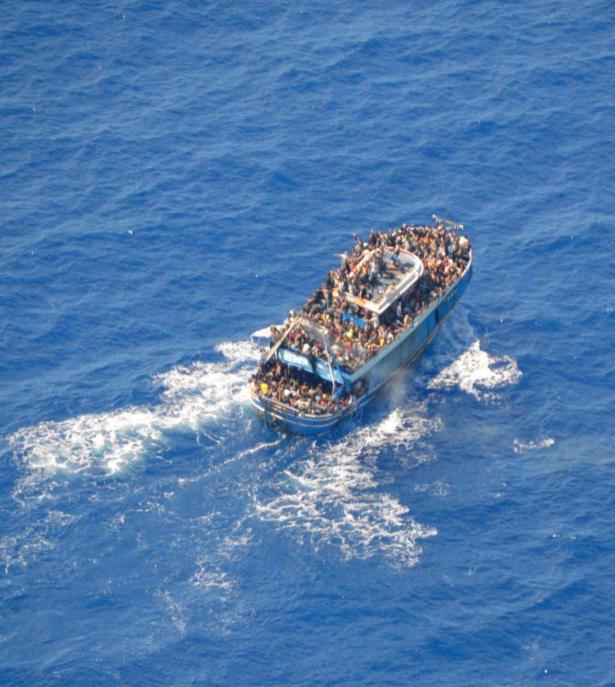 غرق قارب المهاجرين : توقيف تسعة مصريين يشتبه بأنهم مهرّبون بشر