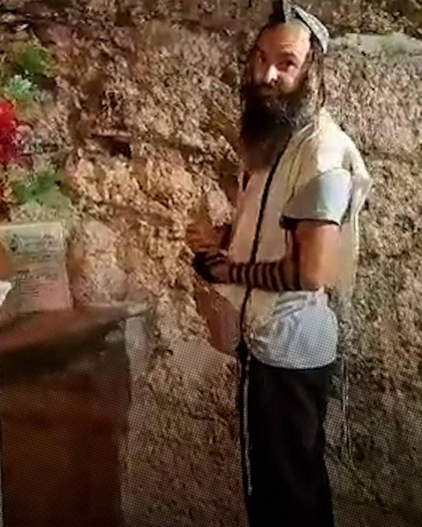 صورة لأحد اليهود المتزمتين المقتحمين للكنيسة 
