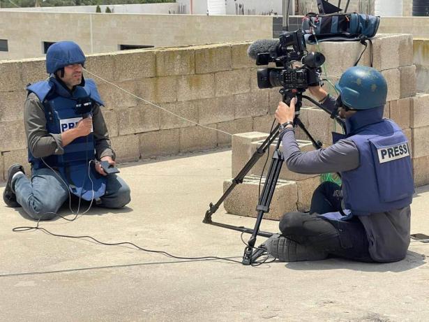 قنّاص الجيش الإسرائيلي يستهدف الصحفيّين خلال إقتحام جنين