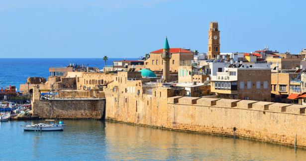 عكا: مصرع طفلة  (عام) جرّاء نسيانها في سيّارة