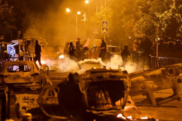 فرنسا: الإحتجاجات في يومها السابع، بعد مقتل شاب من أصول جزائرية على يد الشرطة