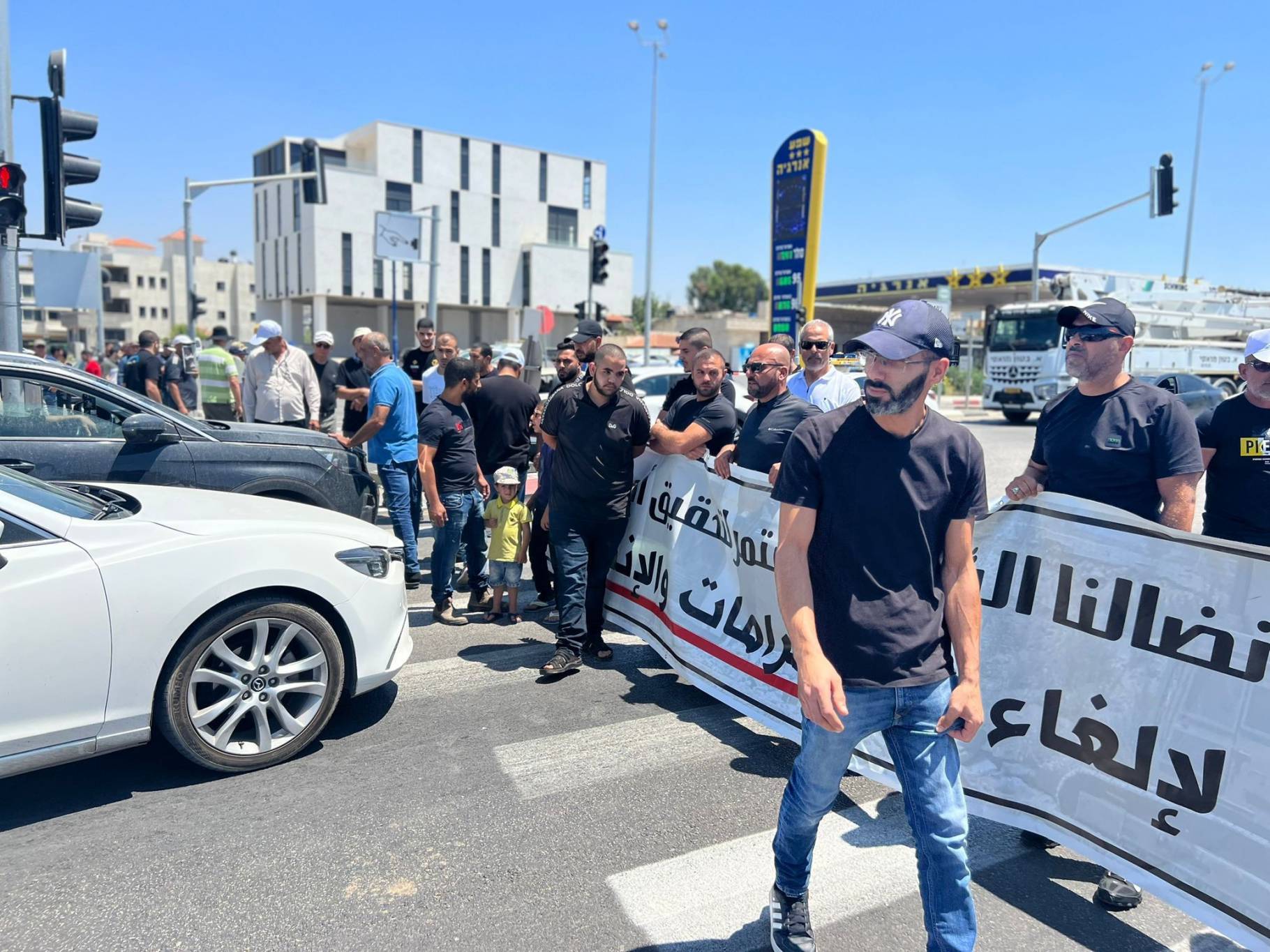 احتجاجًا على سياسة الهدم والتضييق أغلق أهالي الطيبة شارع 444  