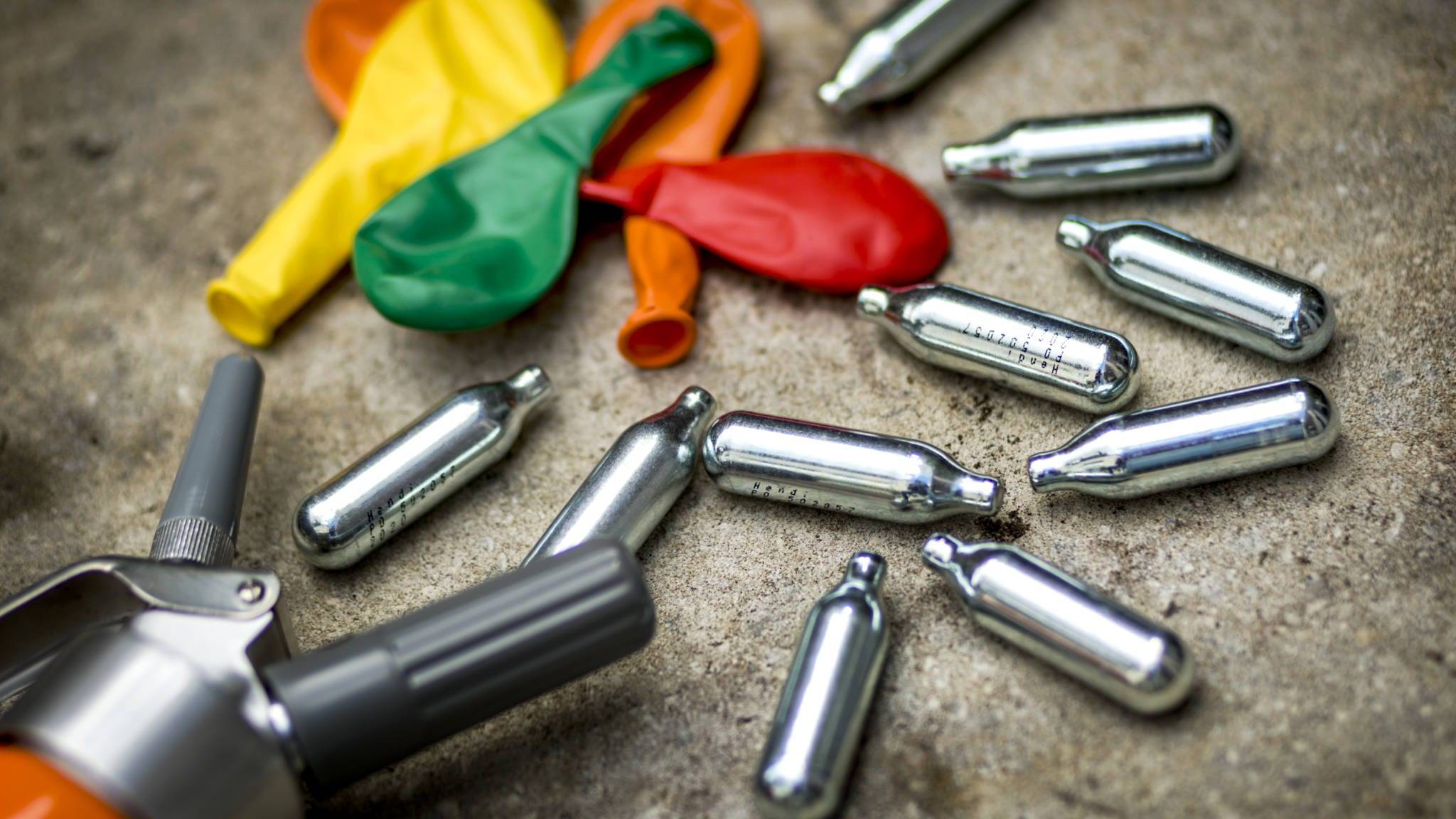 شابّتان تنقلان إلى المشفى بأضرار عصبيّة لاستخدامهما  لغاز الضّحك