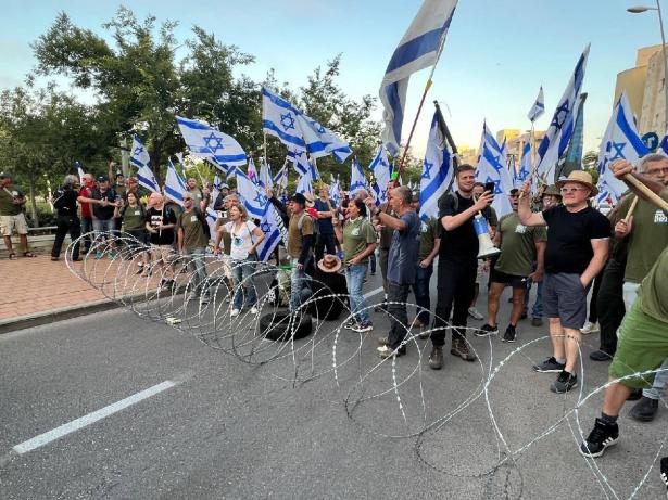 اعتقالات ومواجهات خلال تظاهرة أمام منزل وزير القضاء الإسرائيلي