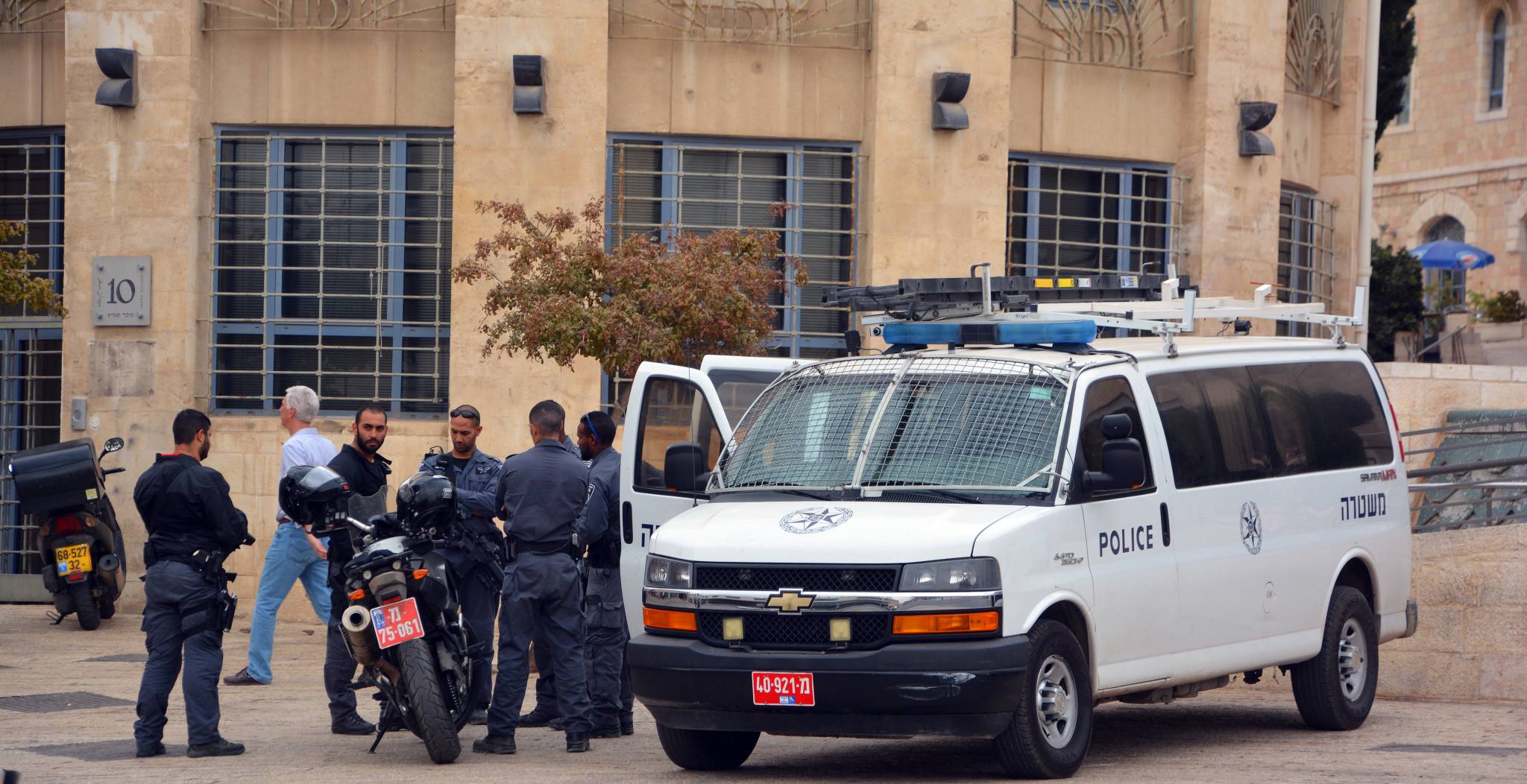 اعتقال سجّان من كسرى بشبهة بيع مخدرات وهواتف خليوية لسجناء