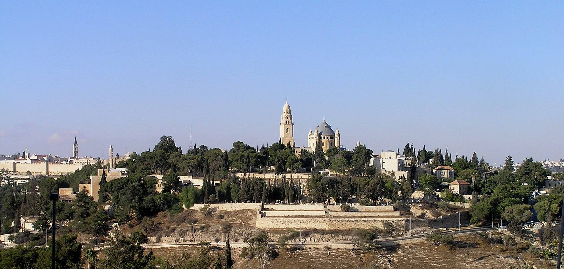 مستوطنان يقتحمان أراضي كنيسة بالقدس