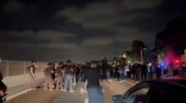 تظاهرة عفوية في جسر الزرقاء تنديدًا بجريمة القتل المزدوجة الأخيرة التي حدثت في البلدة
