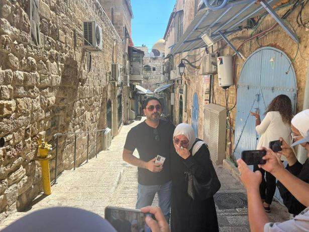 عائلة صب لبن بعد إخلائهم لمنزلهم قسرًا لصالح المستوطنين
