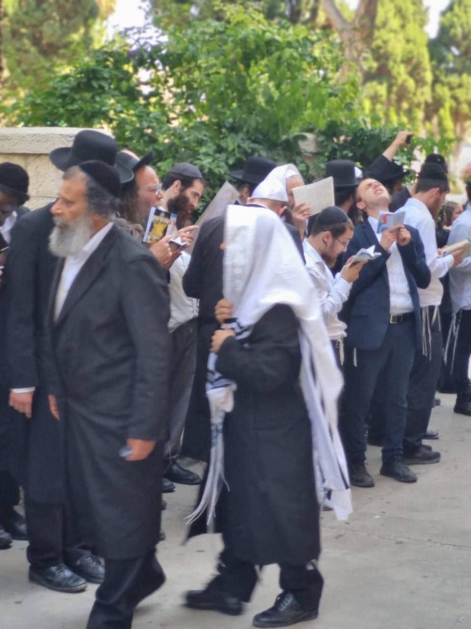 صورة لاقتحام المتسوطنين لدير مار الياس في حيفا 