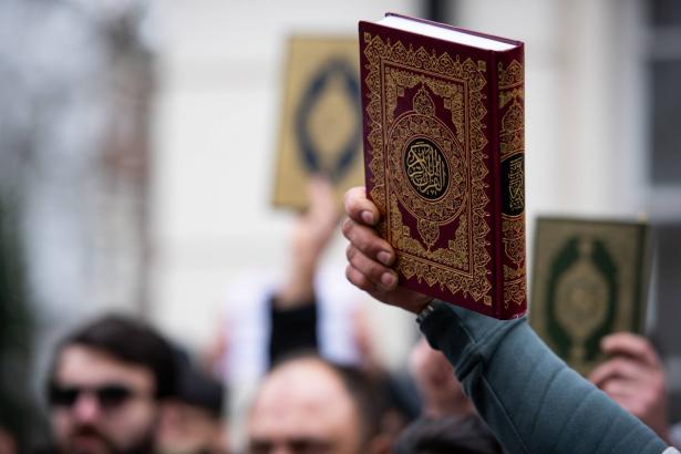 بعد السويد: متطرفون يحرقون نسخة من القرآن أمام سفارة العراق في الدنمارك