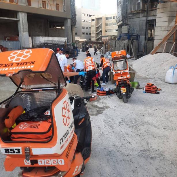 إصابة شاب بجراح خطيرة جراء سقوطه من ارتفاع في أسدود