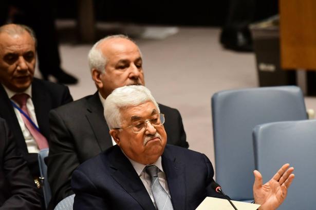 عباس يحيل 12 محافظًا بالضفة الغربية وقطاع غزة على التقاعد