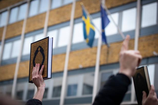 الدنمارك: نشطاء مناهضين للإسلام يحرقون القرآن  أمام سفارتي تركيا ومصر