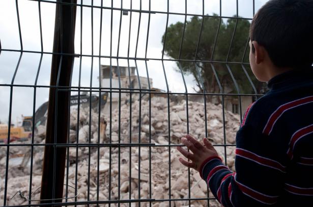بأمر من السلطات الإسرائيلية: عائلة جعابيص في جبل المكبر تهدم منزلها بيدِها
