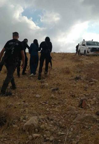 قوات الأمن الاسرائيلي تعتقل شقيقتين أثناء تصديهما لاعتداءات المستوطنين بالخان الأحمر