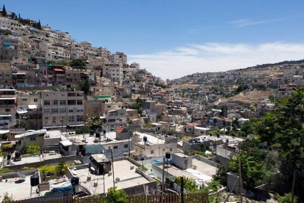 إخطارات بهدم منازل بحي البستان و