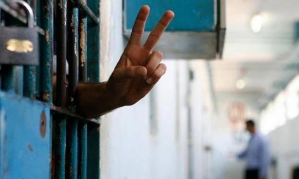 ربع الأسرى الفلسطينيين في السّجون الإسرائيليّة معتقلون من غير تهمة