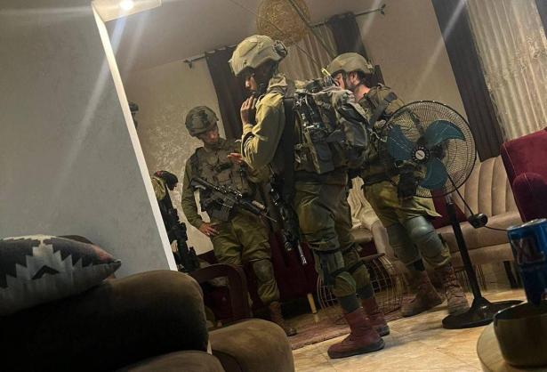 صورة من اقتحام الجيش لأحد بيوت عقربا 