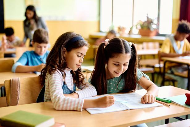 ⁨منظمة لاتيت: ربع طلاب المدارس في إسرائيل فقراء، ويعانون من نقص بالكتب والأدوات الدراسية⁩