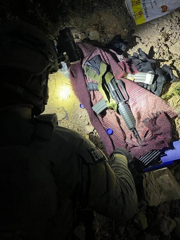 صورة نشرها  الجيش الإسرائيلي مع سلاح المعتقلين 