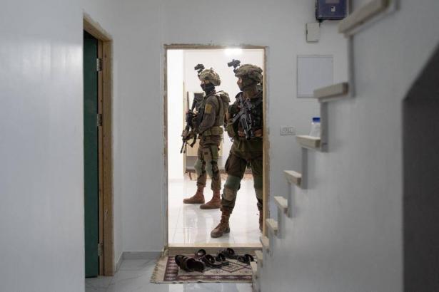 الجيش الإسرائيلي يأخذ قياسات منزلي منفذي عملية الخليل ويعتقل 5 فلسطينيين