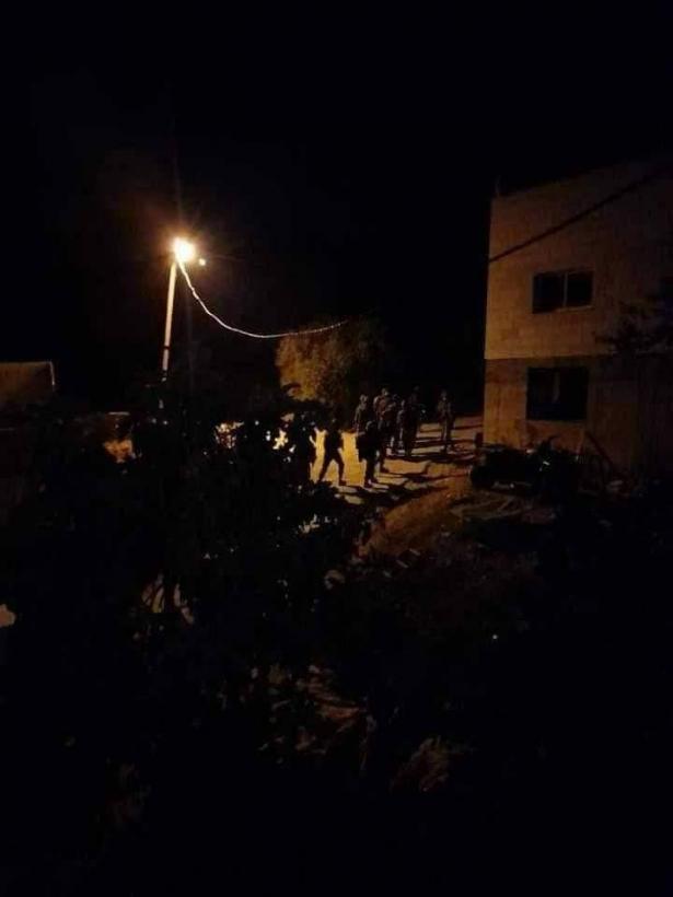 اقتحام عشرات المنازل بعقربا بحثًا عن منفذ عملية حوارة 