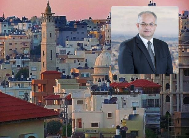 رئيس بلدية الطيبة المحامي شعاع منصور يتظاهر  فى تل أبيب بمفرده احتجاجًا على استفحال الجريمة
