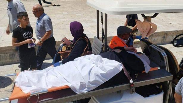 اعتداء قوات الجيش الإسرائيلي على المصلين في الأقصى 