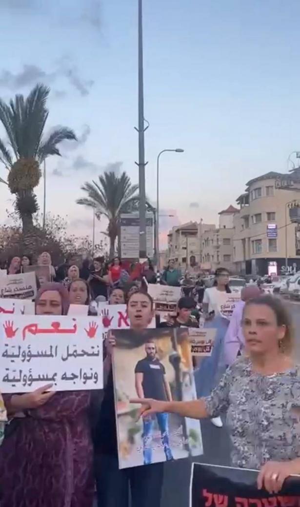 سخنين: الآلف يشيعون الضحية أبو صالح، ومظاهرة أمام مركز الشرطة 
