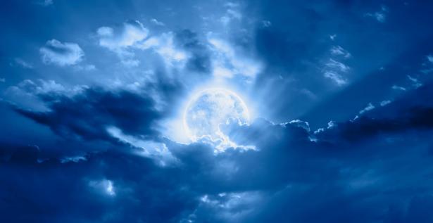 في حدث نادر!، البلاد تترقّب ظهور القمر الأزرق مساء اليوم