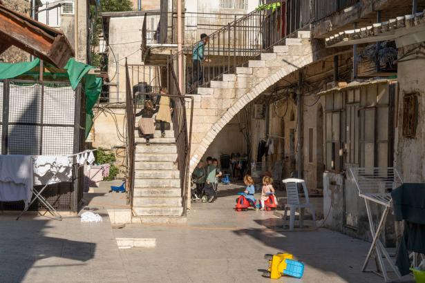 منظمة لاتيت: ربع طلاب المدارس في إسرائيل فقراء، ويعانون من نقص بالكتب والأدوات الدراسية