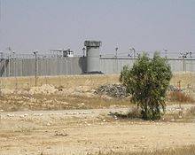أهالي أسرى من غزة يتوجهون لزيارة ذويهم في سجن رامون بالنقب