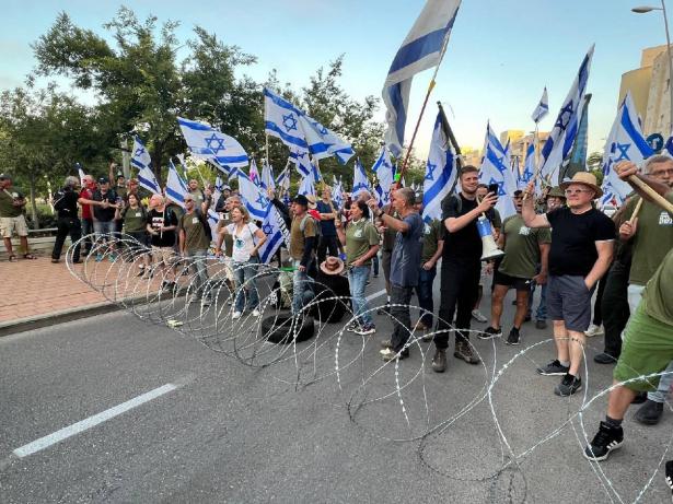 للأسبوع الـ37 على التوالي، آلاف المحتجّين ضد الإصلاحات القضائيّة يحتجون وسط تل أبيب
