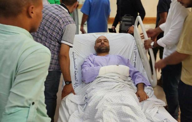 غزة| إصابة المصور الصحفي أشرف أبو عمرة بقنبلة غاز من قبل الجيش الإسرائيلي