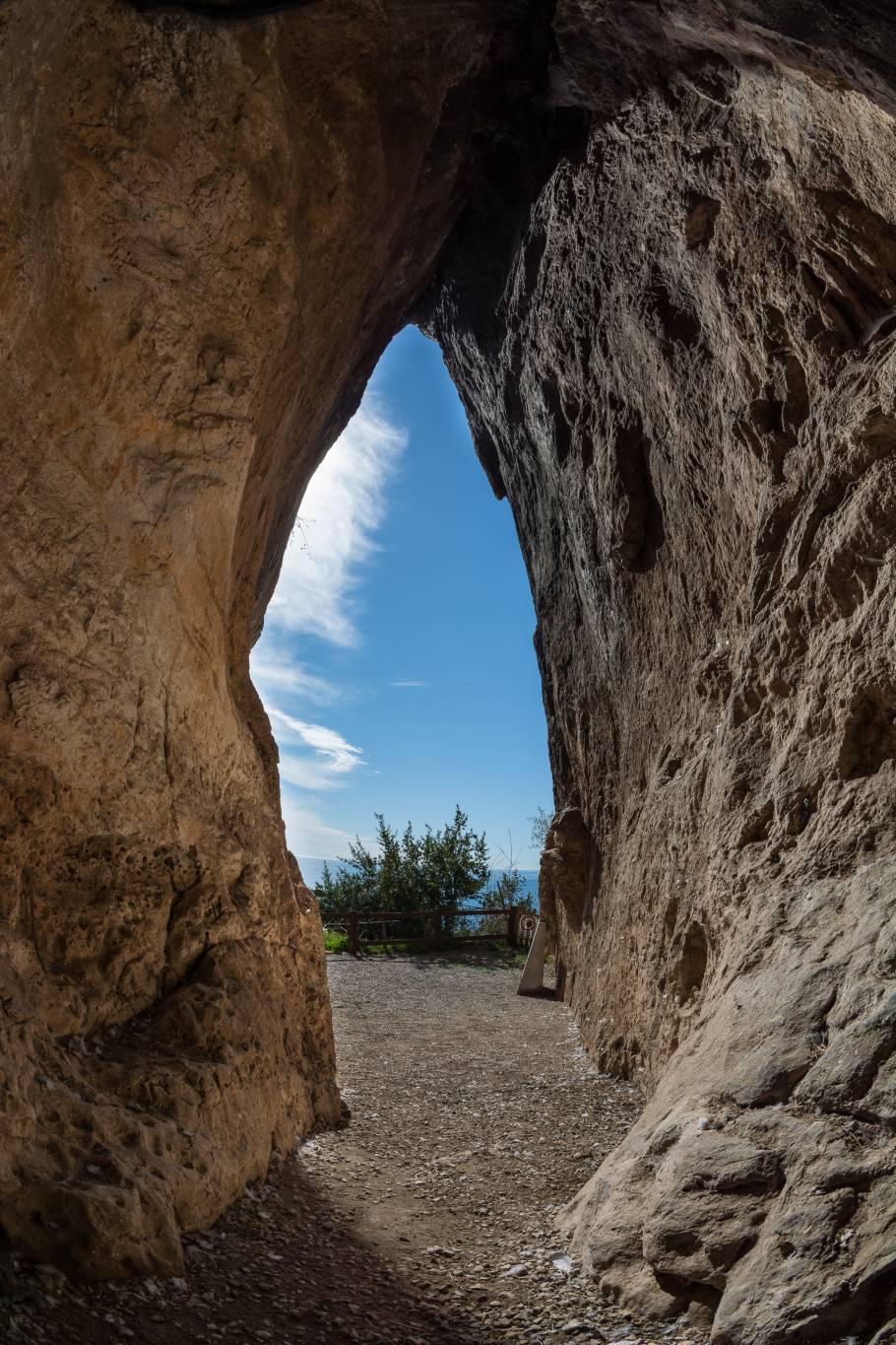 باحثون يعثرون على أربعة سيوف رومانية عمرها 1900 عام في البحر الميت