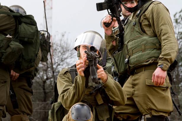 قوّات الجيش الإسرائيلي تعتقل مواطنين على حاجز غرب جنين